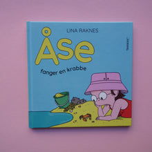 Load image into Gallery viewer, Åse fanger en krabbe
